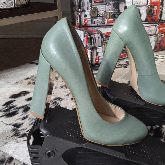 Nine West pump - Picture 2 of 6